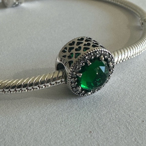 Brand NEW Authentic Pandora GREEN Radiant Charm / Pandora Silver Bracelet - Picture 6 of 9